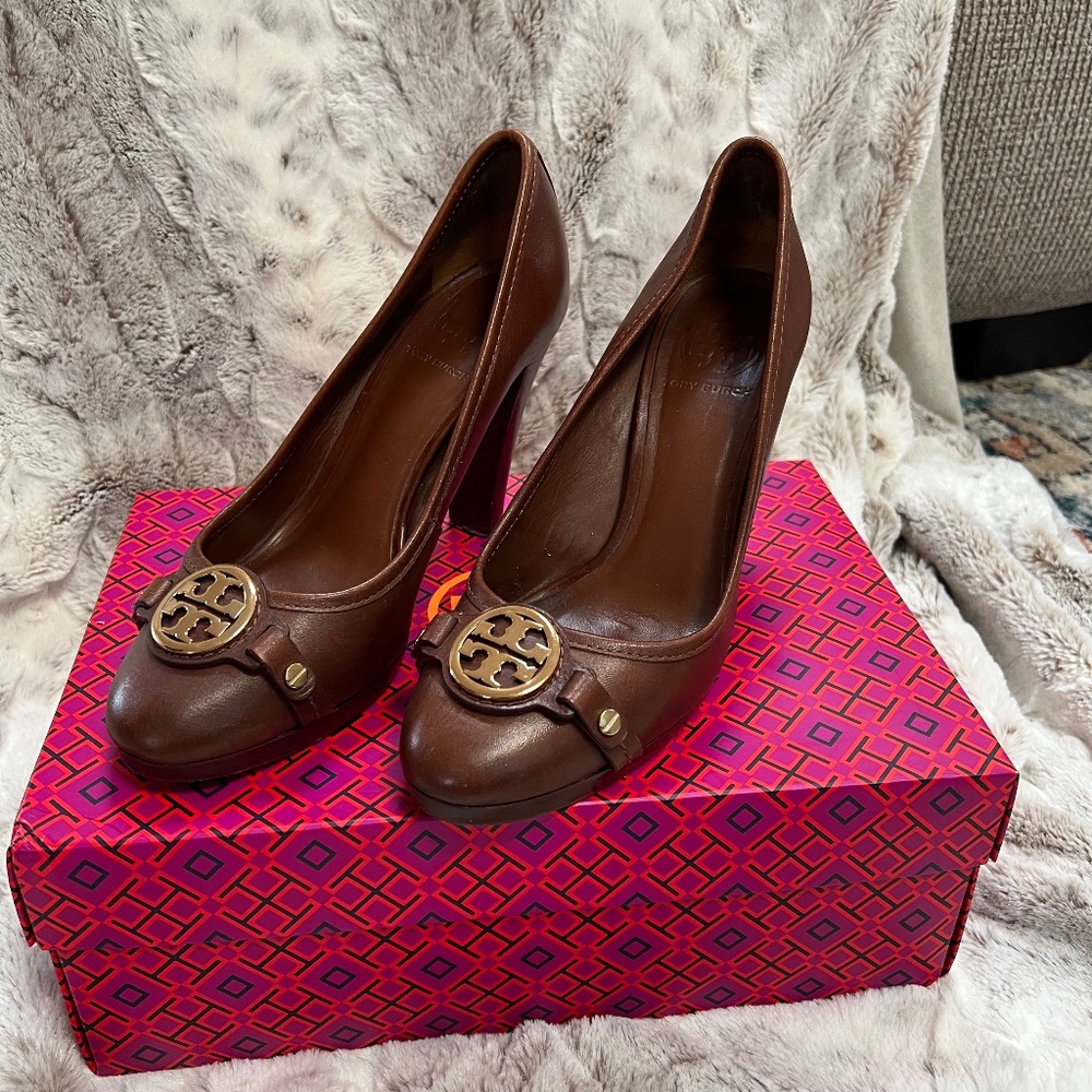 Tory Burch Almond Toe Platform Pumps size 8